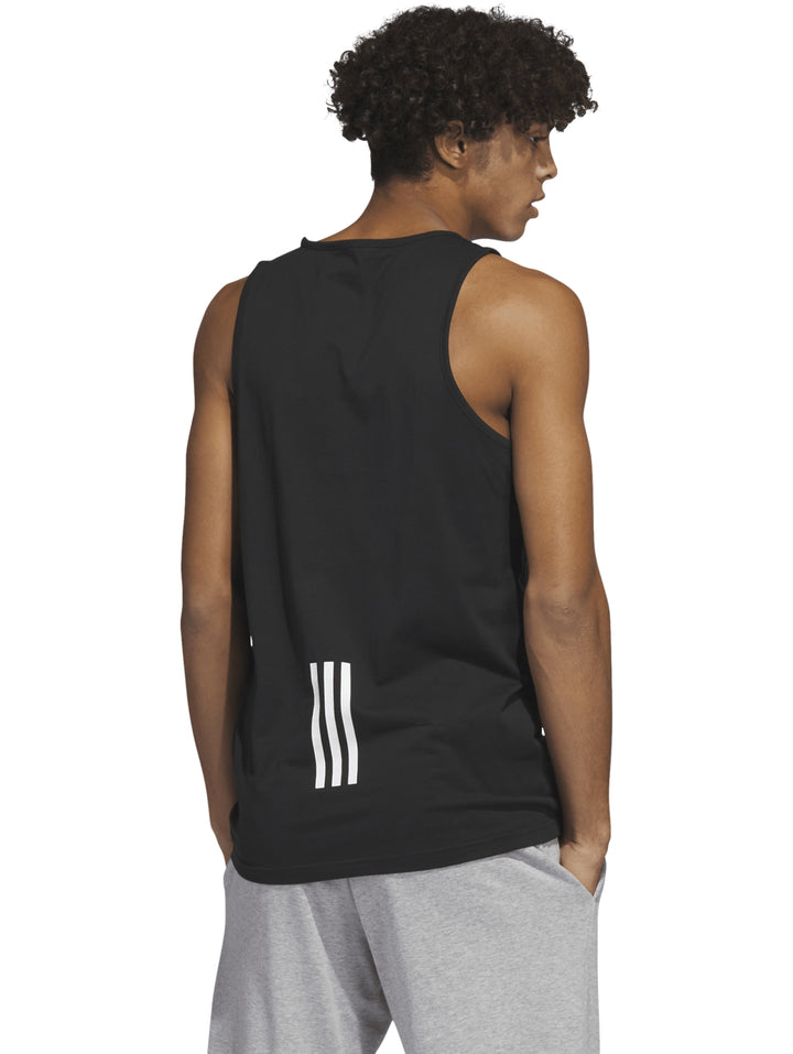 Hombre vistiendo una camiseta sin mangas color negro de la marca Adidas con logotipo blanco en el pecho.