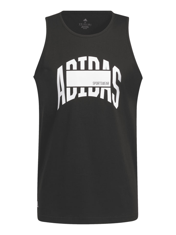Hombre vistiendo una camiseta sin mangas color negro de la marca Adidas con logotipo blanco en el pecho.