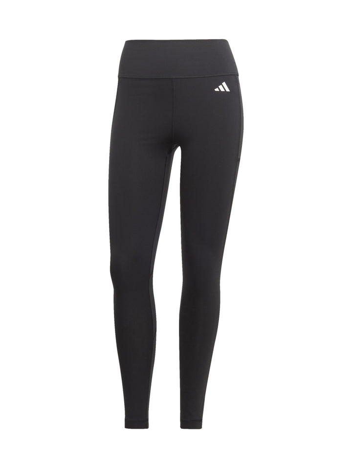 Mujer vistiendo leggings deportivos negros de talle alto marca Adidas.