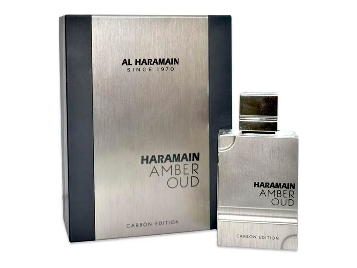 Perfume Al Haramain Amber Oud Carbon Edition con su caja en tonos plata y negro.