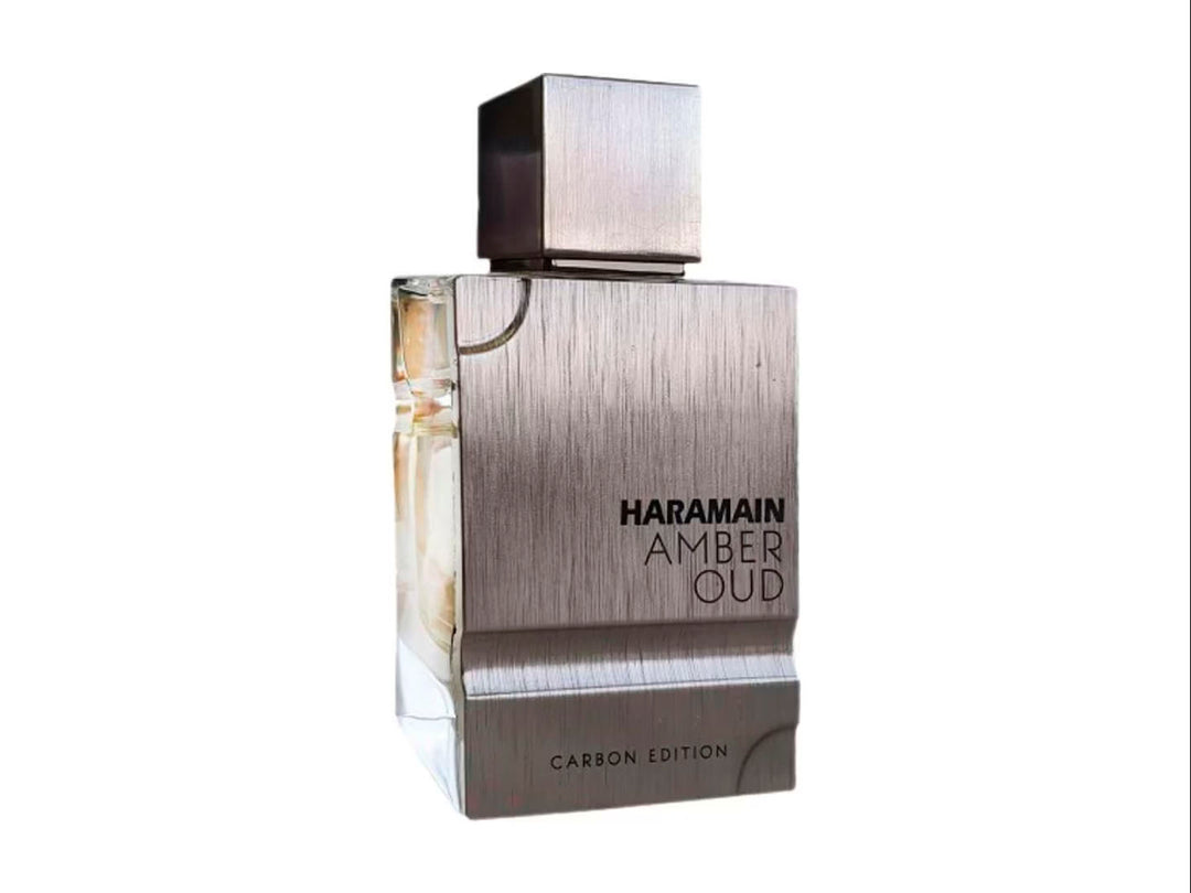 Perfume Al Haramain Amber Oud Carbon Edition con su caja en tonos plata y negro.