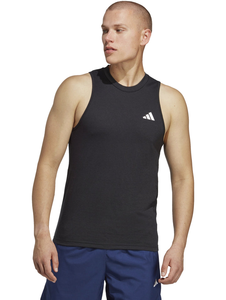 Camiseta deportiva sin mangas color negro con logotipo blanco de Adidas en el pecho.