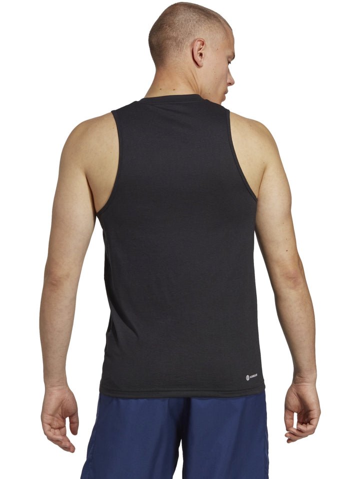 Camiseta deportiva sin mangas color negro con logotipo blanco de Adidas en el pecho.