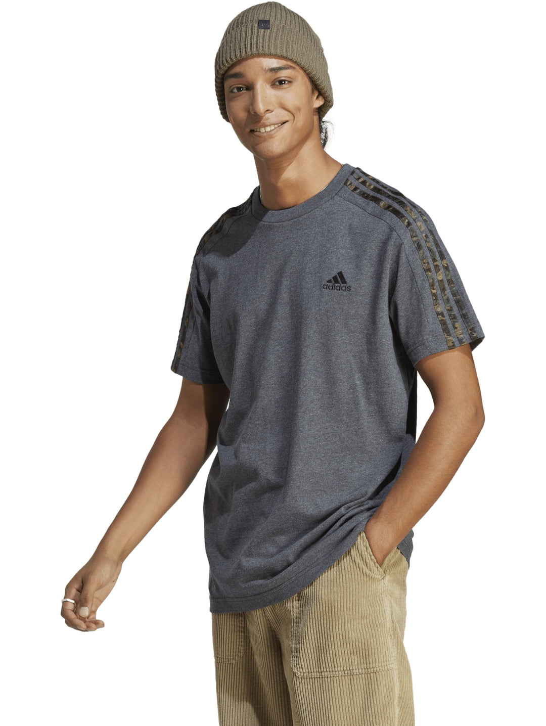 Hombre vistiendo playera Adidas color gris oscuro con tres rayas negras en los hombros y logotipo en el pecho.