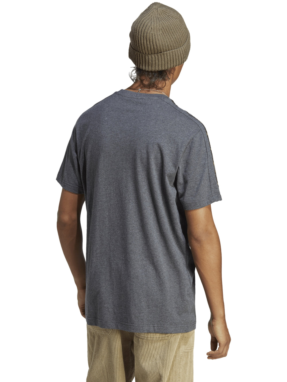 Hombre vistiendo playera Adidas color gris oscuro con tres rayas negras en los hombros y logotipo en el pecho.
