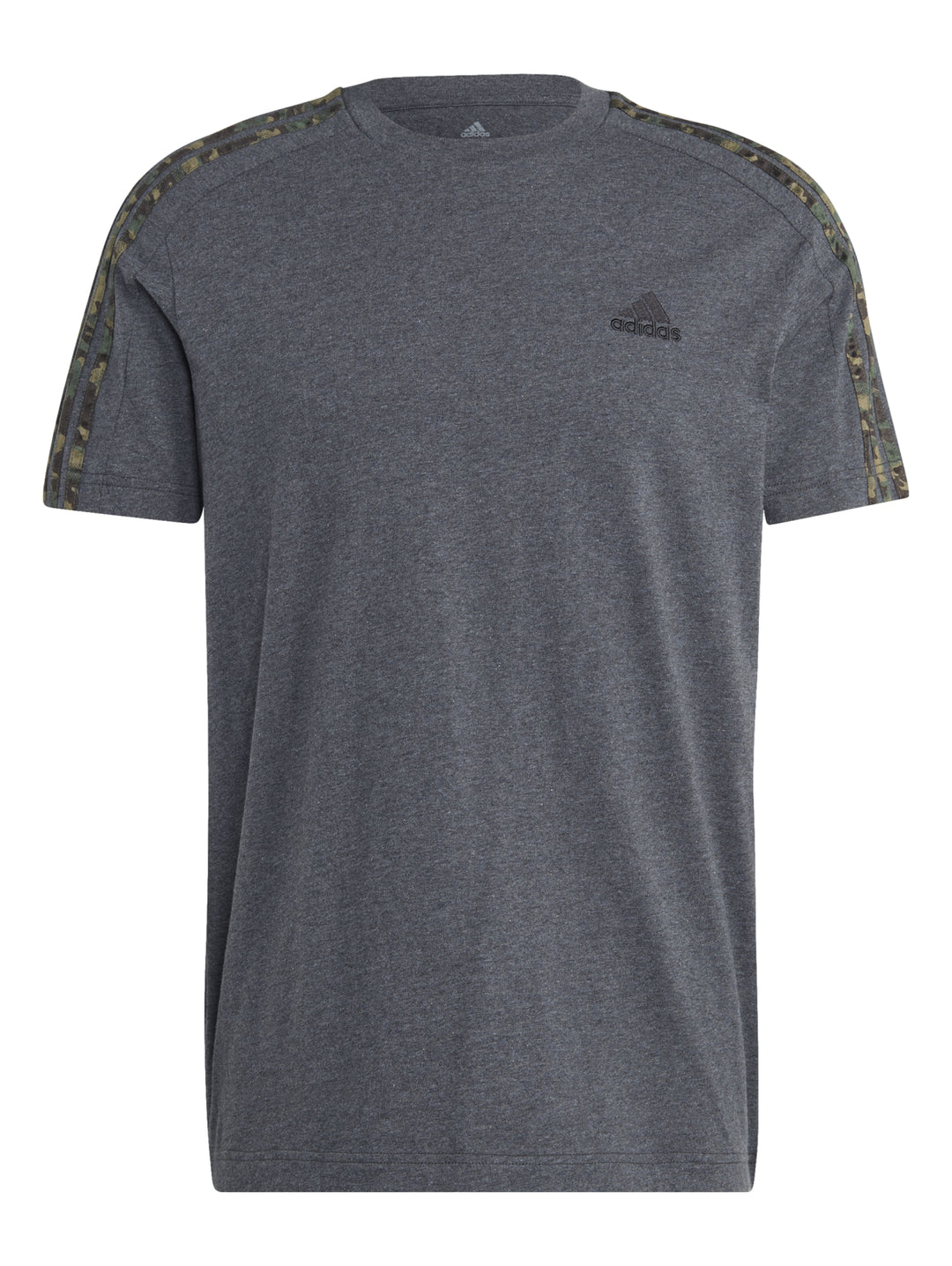 Hombre vistiendo playera Adidas color gris oscuro con tres rayas negras en los hombros y logotipo en el pecho.