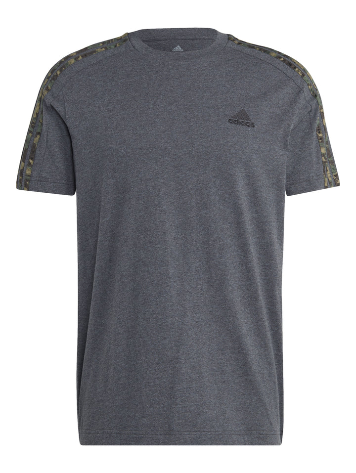 Hombre vistiendo playera Adidas color gris oscuro con tres rayas negras en los hombros y logotipo en el pecho.