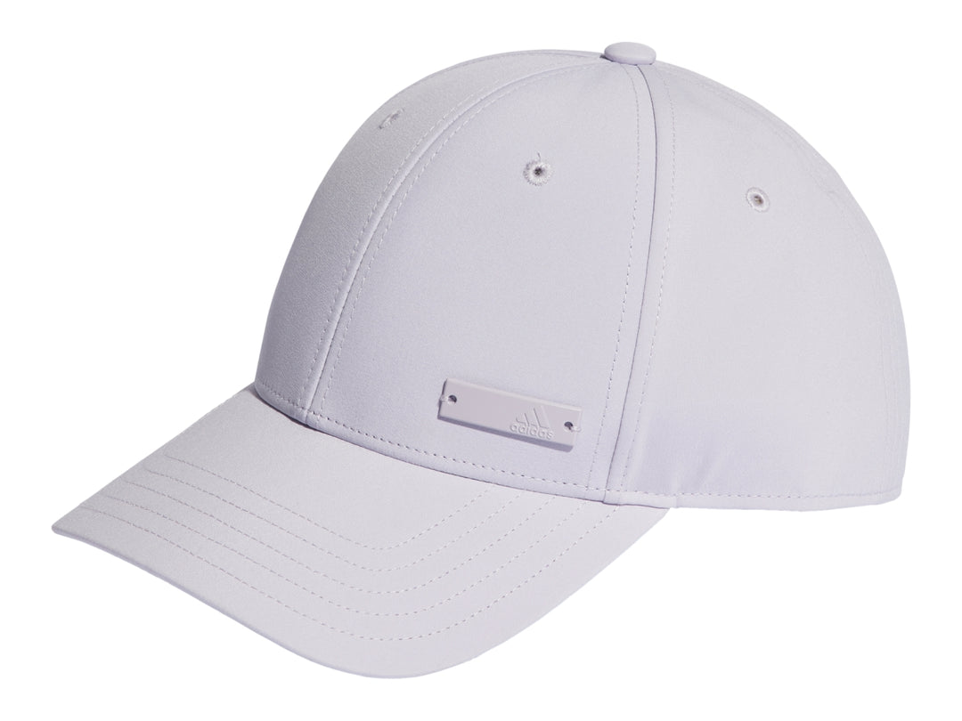 Gorra Adidas de color blanco con visera curva y logotipo frontal discreto.