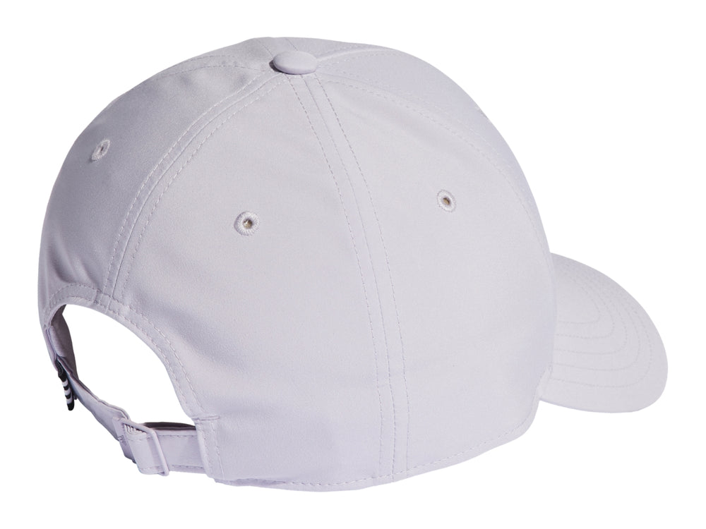 Gorra Adidas de color blanco con visera curva y logotipo frontal discreto.