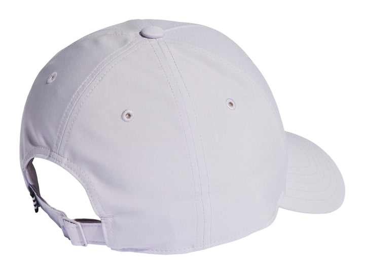 Gorra Adidas de color blanco con visera curva y logotipo frontal discreto.