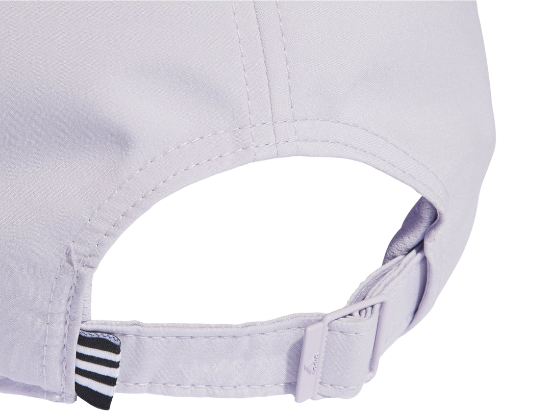 Gorra Adidas de color blanco con visera curva y logotipo frontal discreto.