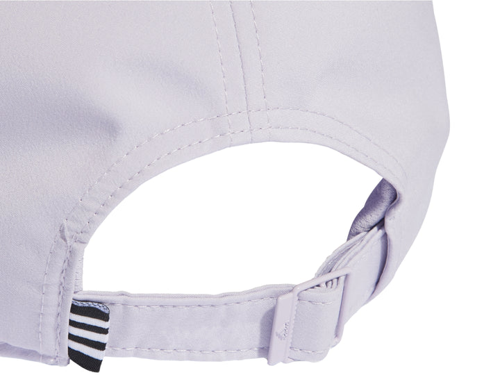 Gorra Adidas de color blanco con visera curva y logotipo frontal discreto.