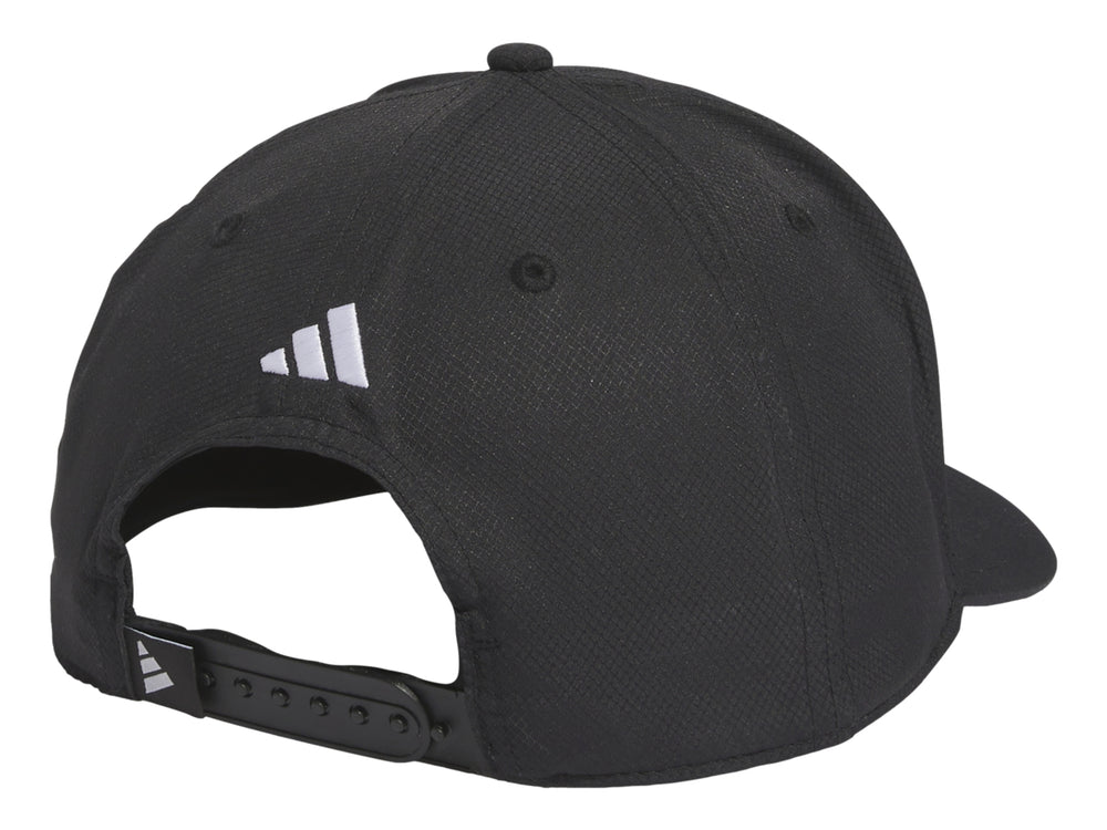 Gorra deportiva Adidas color negro con tres franjas blancas verticales en el frente y visera curva.