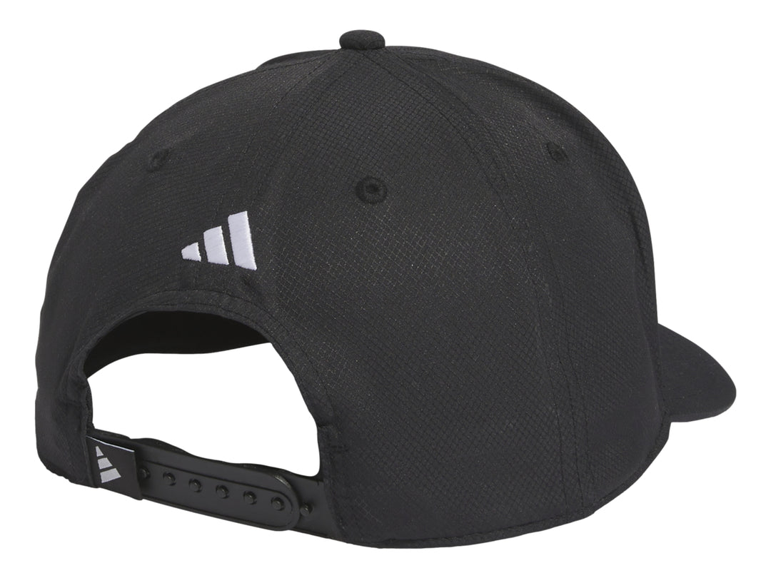 Gorra deportiva Adidas color negro con tres franjas blancas verticales en el frente y visera curva.