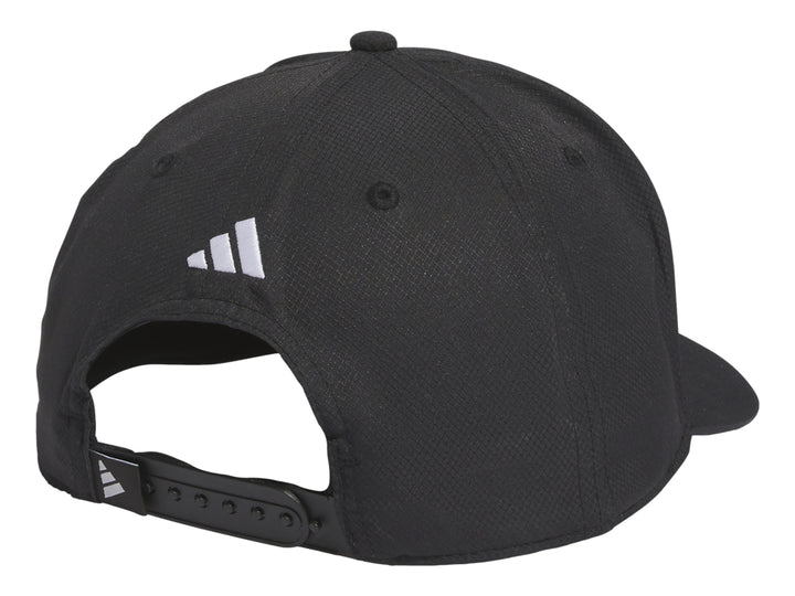 Gorra deportiva Adidas color negro con tres franjas blancas verticales en el frente y visera curva.