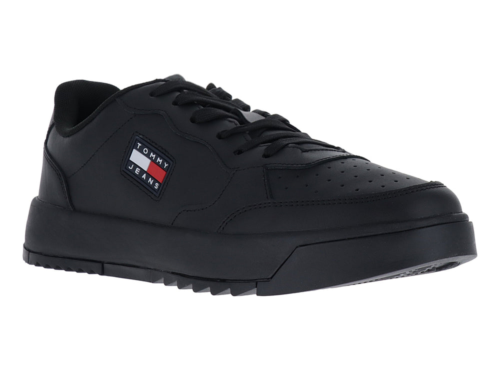 Tenis negros Tommy Jeans de corte bajo con suela gruesa y logo lateral.