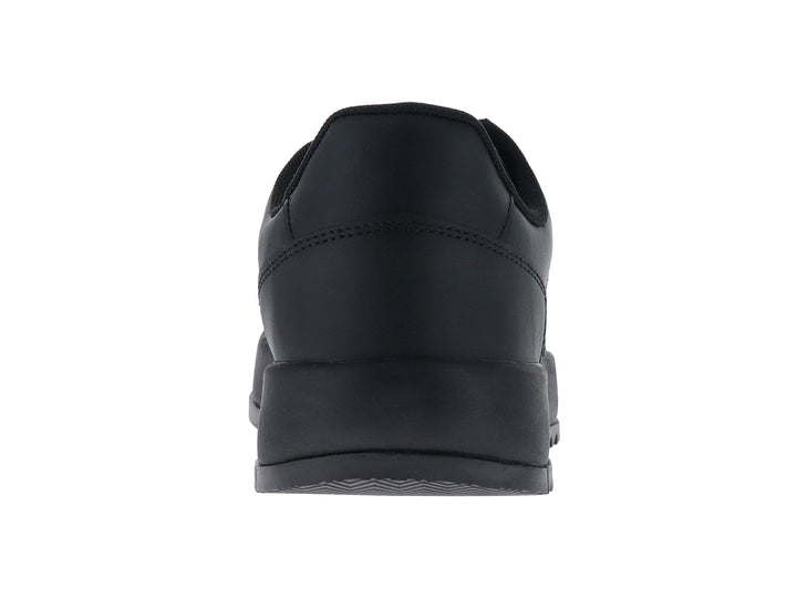 Tenis negros Tommy Jeans de corte bajo con suela gruesa y logo lateral.