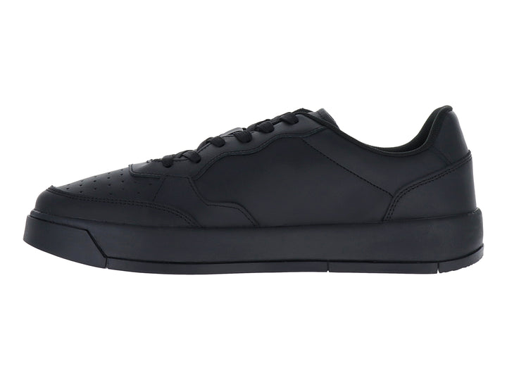 Tenis negros Tommy Jeans de corte bajo con suela gruesa y logo lateral.