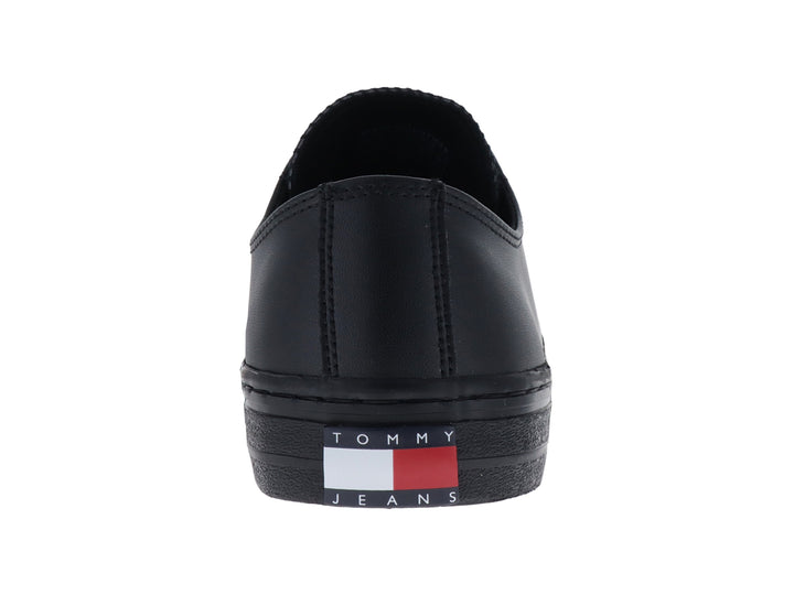Tenis Tommy Hilfiger color negro, diseño casual de corte bajo con suela vulcanizada.