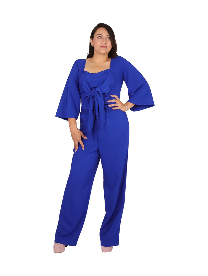 Mujer vistiendo conjunto de dos piezas color azul rey con pantalón ancho y blusa de mangas acampanadas.