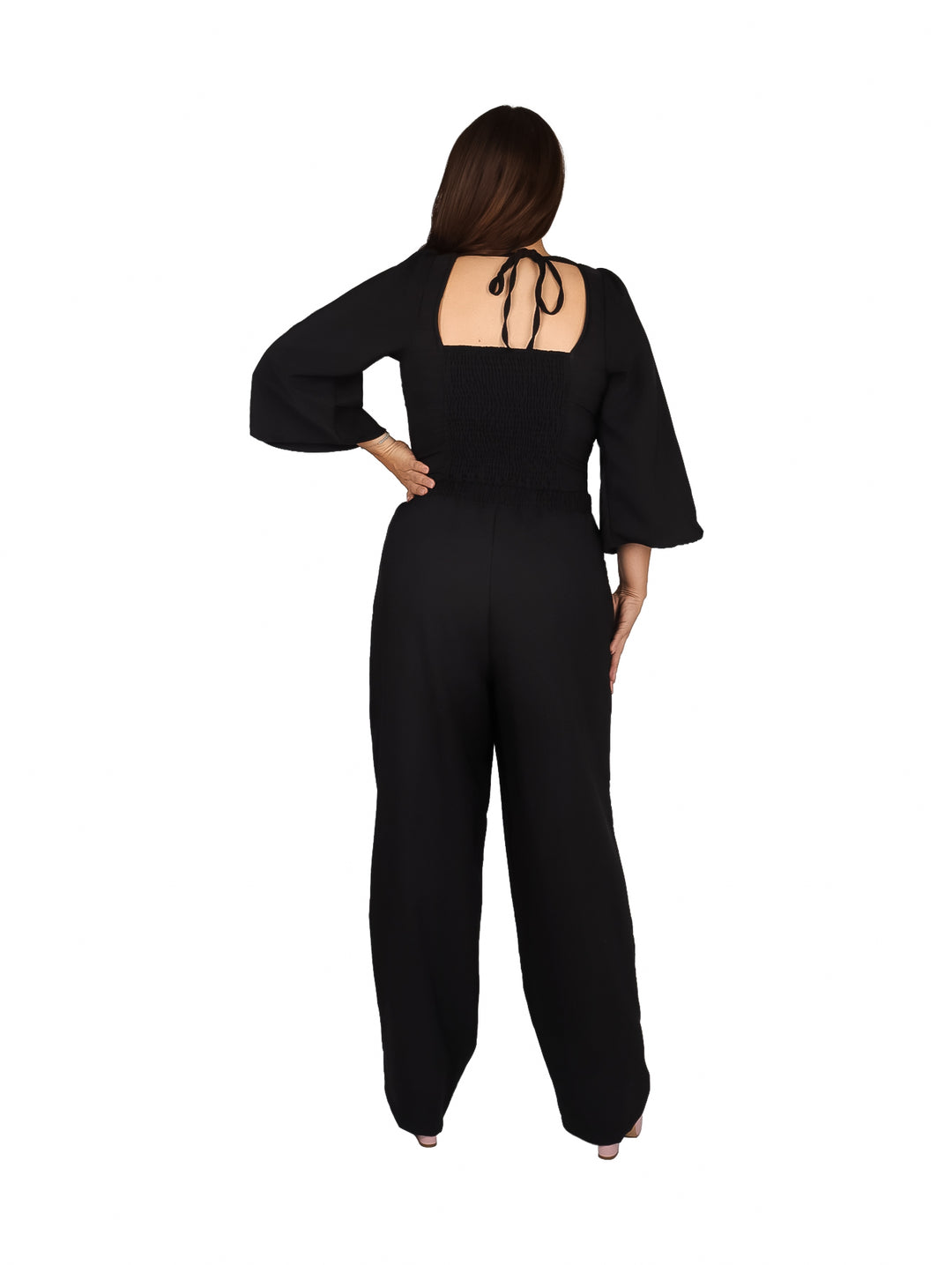 Mujer vistiendo un conjunto negro de dos piezas con pantalón ancho y blusa con nudo frontal.