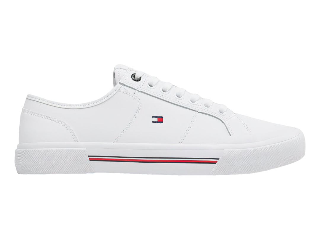 Tenis blancos de cuero Tommy Hilfiger con detalles en rojo y azul en la suela.
