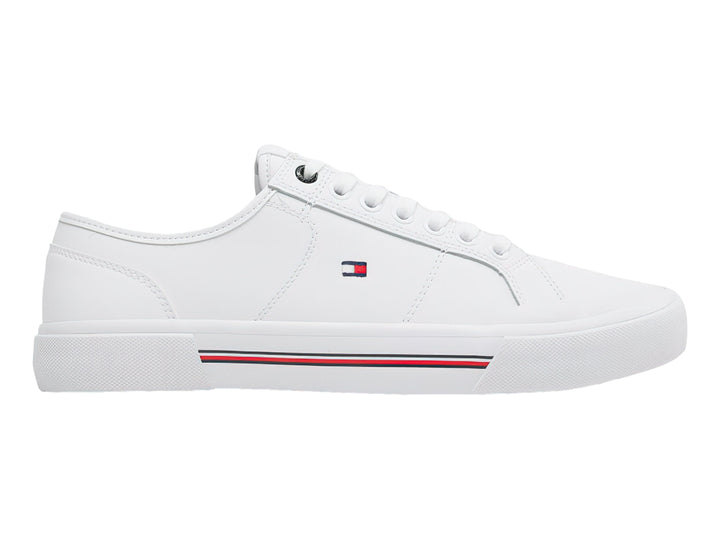 Tenis blancos de cuero Tommy Hilfiger con detalles en rojo y azul en la suela.