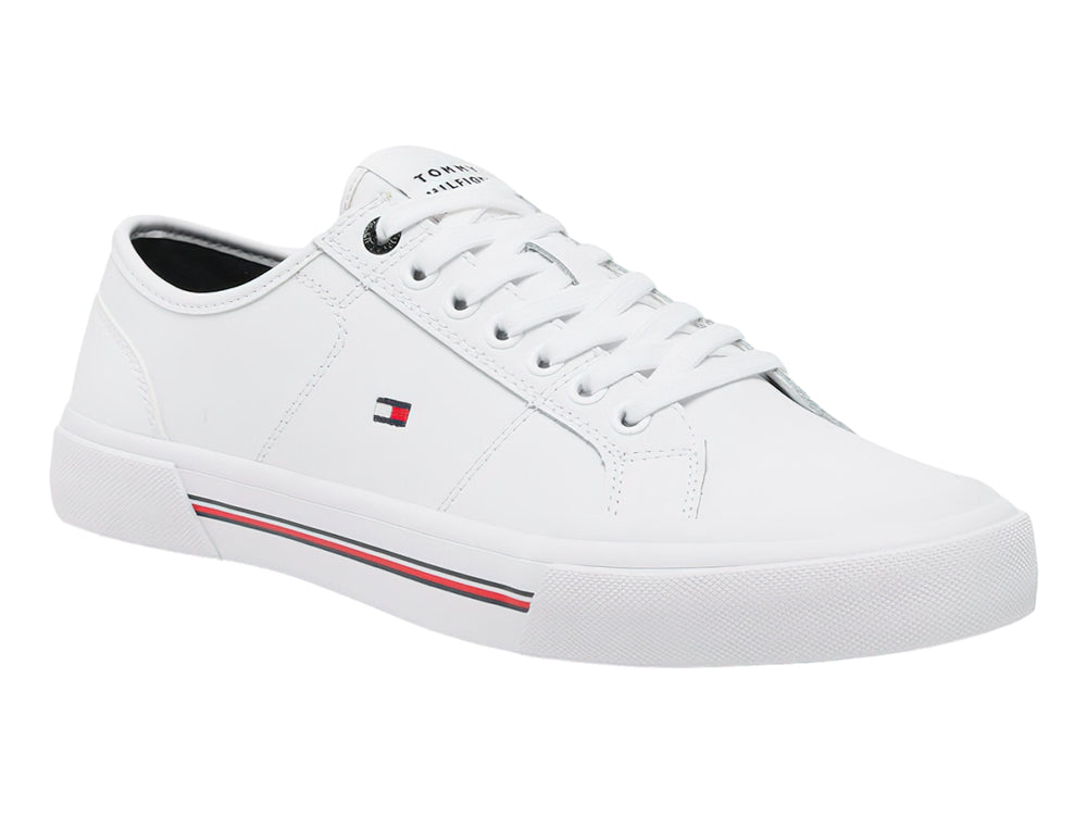 Tenis blancos de cuero Tommy Hilfiger con detalles en rojo y azul en la suela.