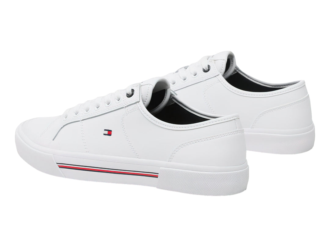 Tenis blancos de cuero Tommy Hilfiger con detalles en rojo y azul en la suela.