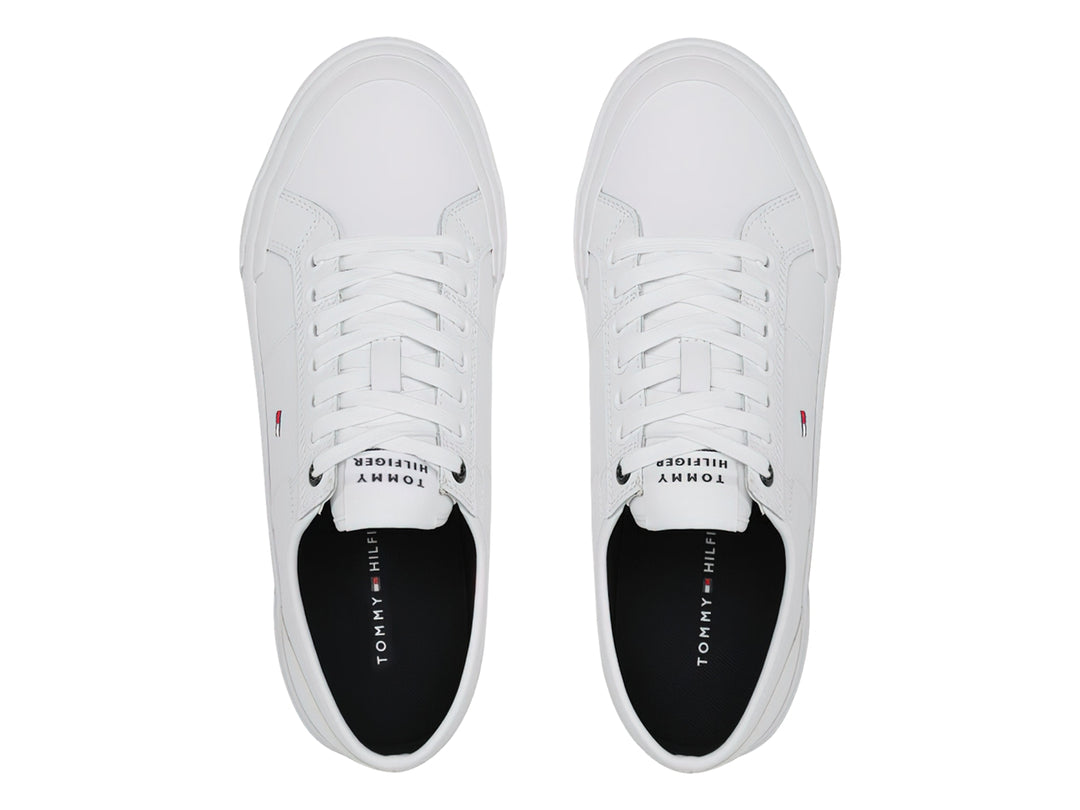 Tenis blancos de cuero Tommy Hilfiger con detalles en rojo y azul en la suela.