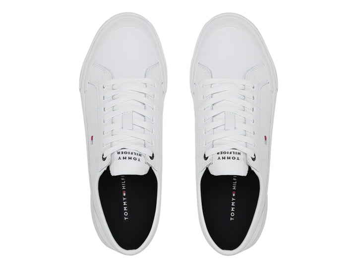 Tenis blancos de cuero Tommy Hilfiger con detalles en rojo y azul en la suela.