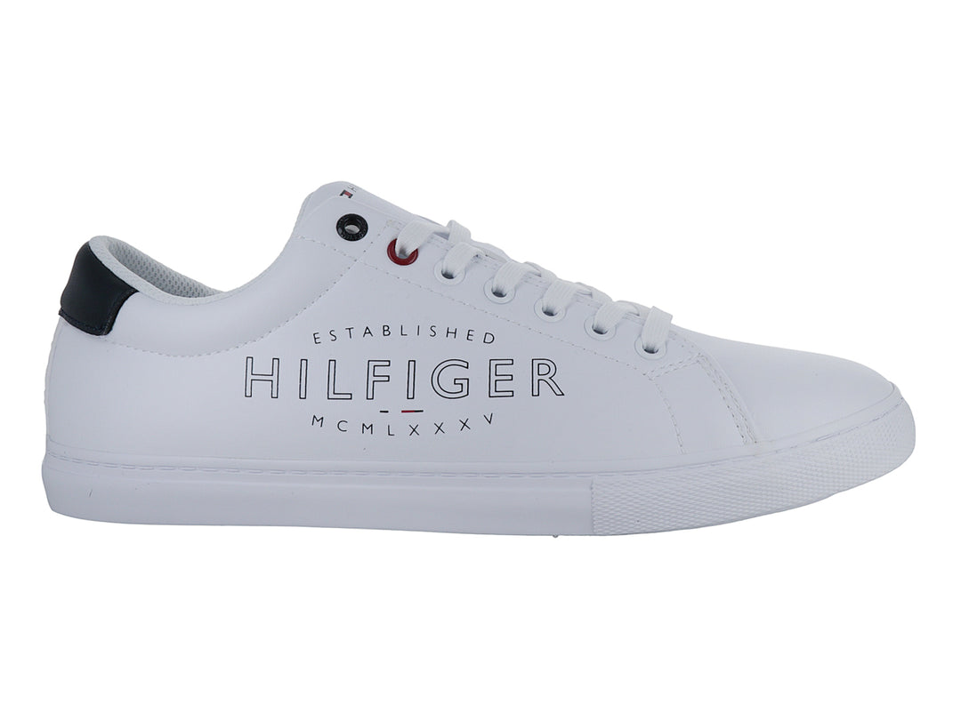 Tenis Tommy Hilfiger color blanco con detalles en azul marino y letras grises en el costado.