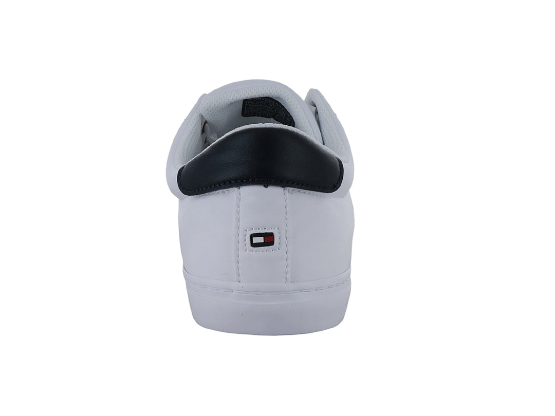 Tenis Tommy Hilfiger color blanco con detalles en azul marino y letras grises en el costado.
