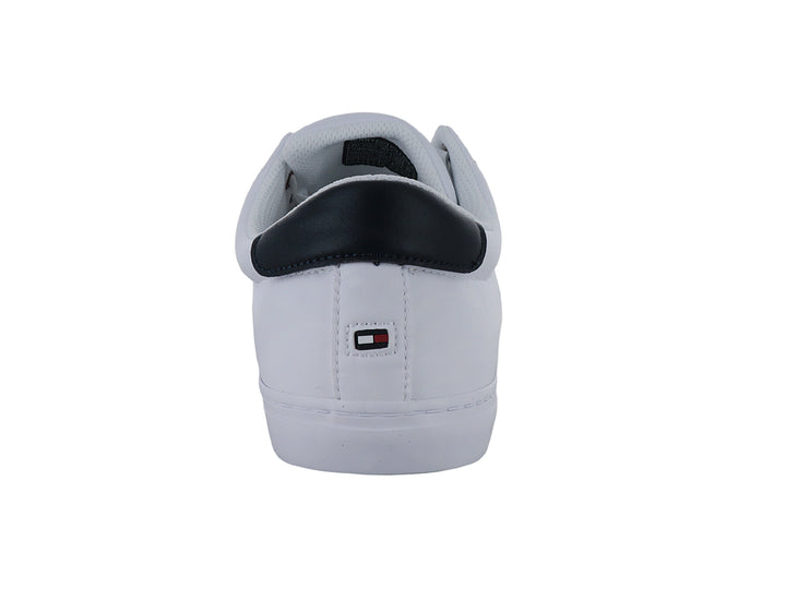 Tenis Tommy Hilfiger color blanco con detalles en azul marino y letras grises en el costado.