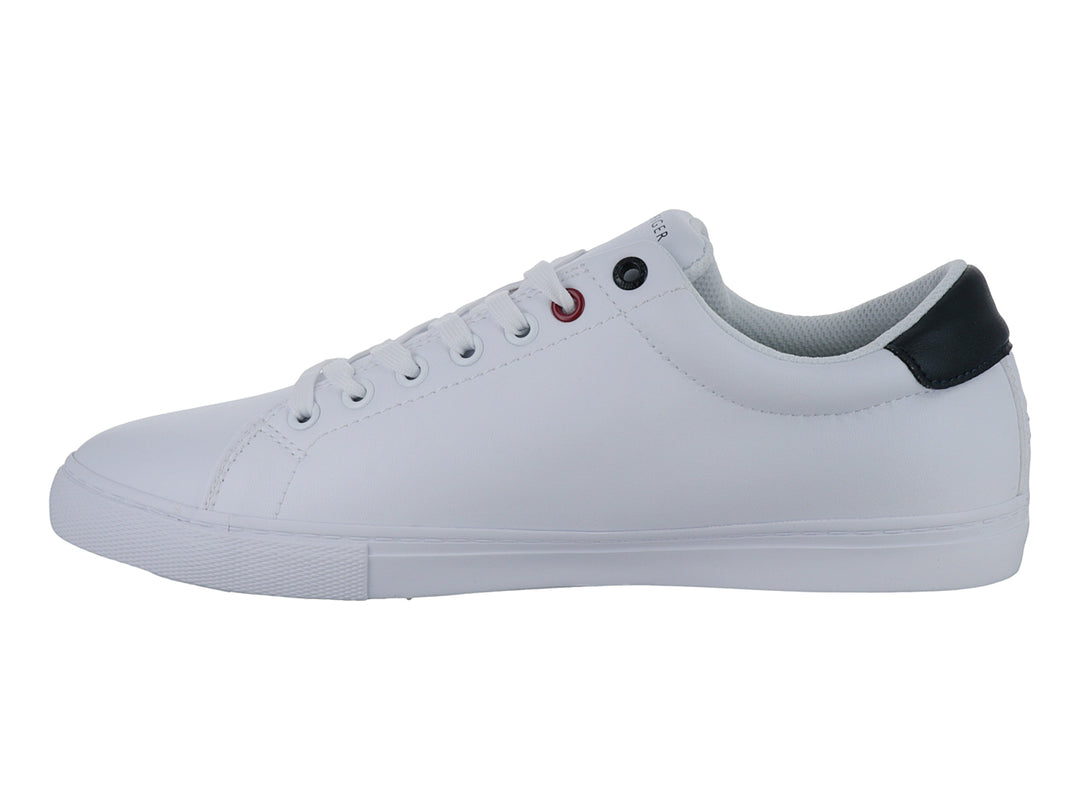 Tenis Tommy Hilfiger color blanco con detalles en azul marino y letras grises en el costado.