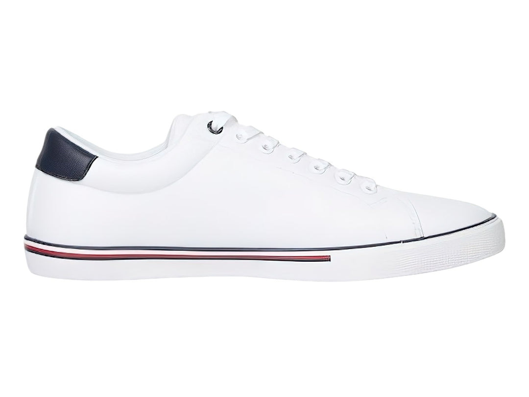 Tenis blancos Tommy Hilfiger con detalles lineales en azul y rojo en la suela y talón en color azul marino.