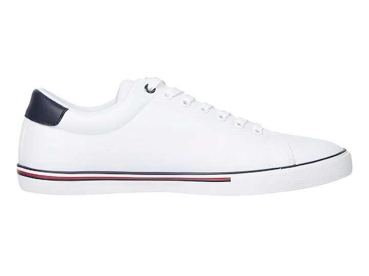 Tenis blancos Tommy Hilfiger con detalles lineales en azul y rojo en la suela y talón en color azul marino.