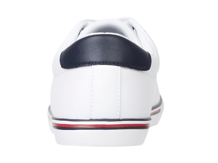 Tenis blancos Tommy Hilfiger con detalles lineales en azul y rojo en la suela y talón en color azul marino.