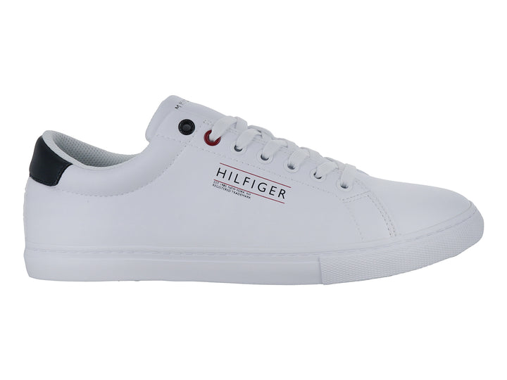 Tenis blancos Tommy Hilfiger de corte bajo con suela vulcanizada y detalle azul en el talón.