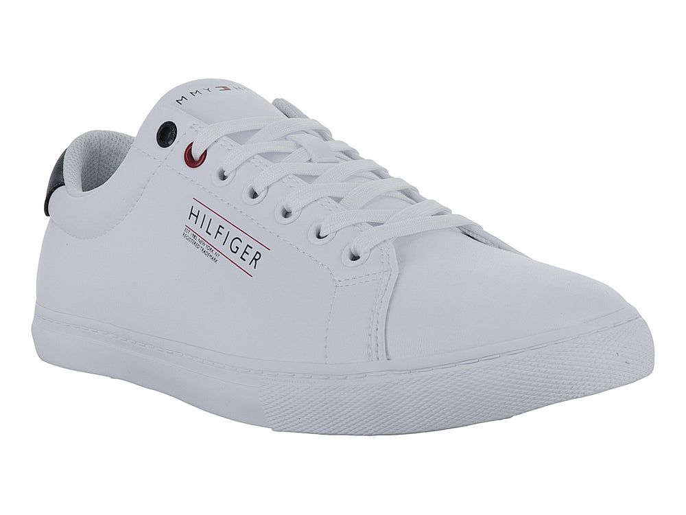 Tenis blancos Tommy Hilfiger de corte bajo con suela vulcanizada y detalle azul en el talón.