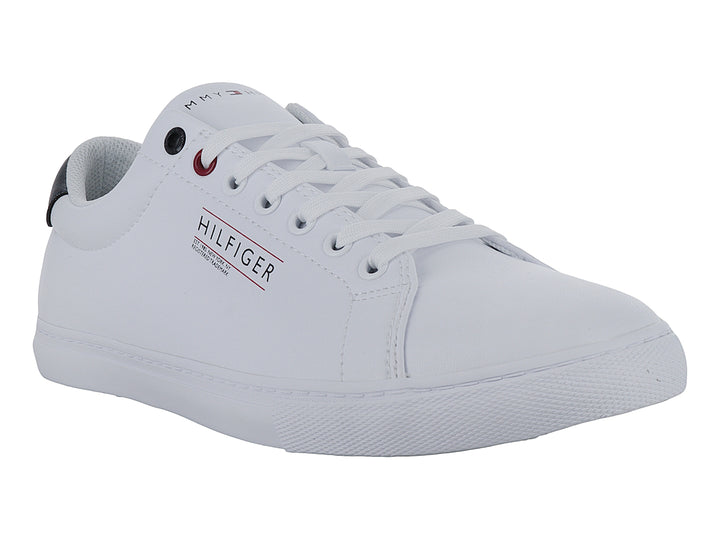 Tenis blancos Tommy Hilfiger de corte bajo con suela vulcanizada y detalle azul en el talón.