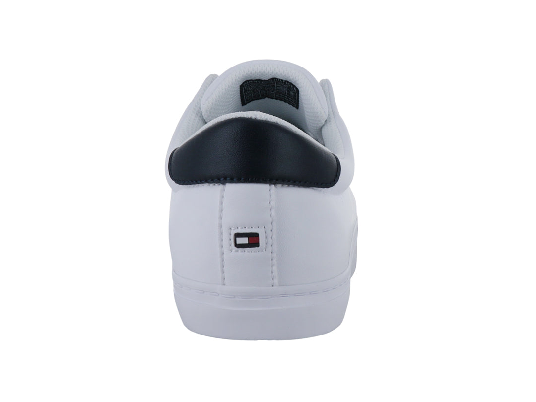 Tenis blancos Tommy Hilfiger de corte bajo con suela vulcanizada y detalle azul en el talón.