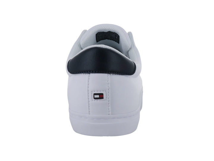 Tenis blancos Tommy Hilfiger de corte bajo con suela vulcanizada y detalle azul en el talón.