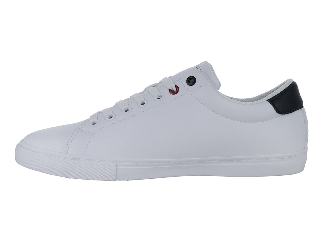 Tenis blancos Tommy Hilfiger de corte bajo con suela vulcanizada y detalle azul en el talón.