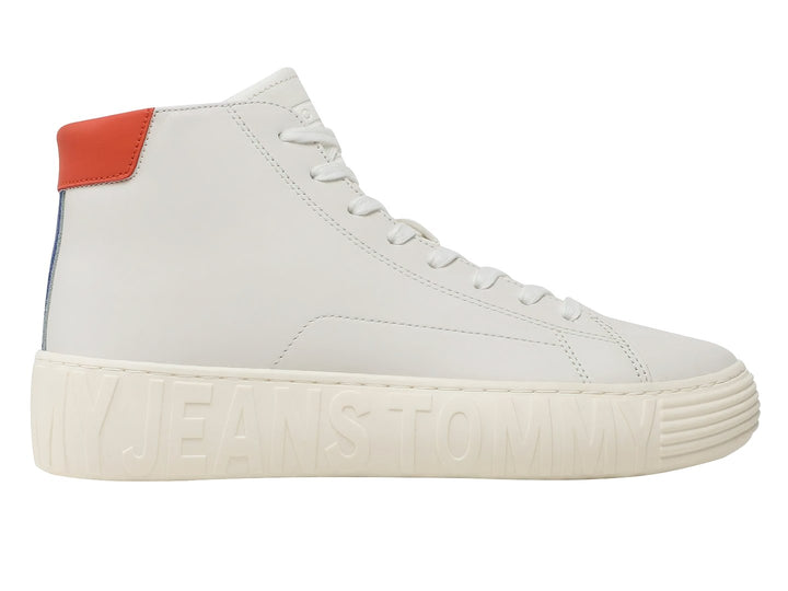 Tenis blancos de corte medio con suela gruesa y detalle rojo en el talón.