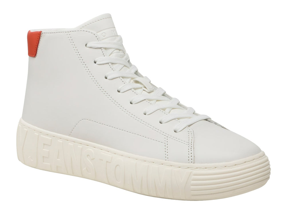 Tenis blancos de corte medio con suela gruesa y detalle rojo en el talón.