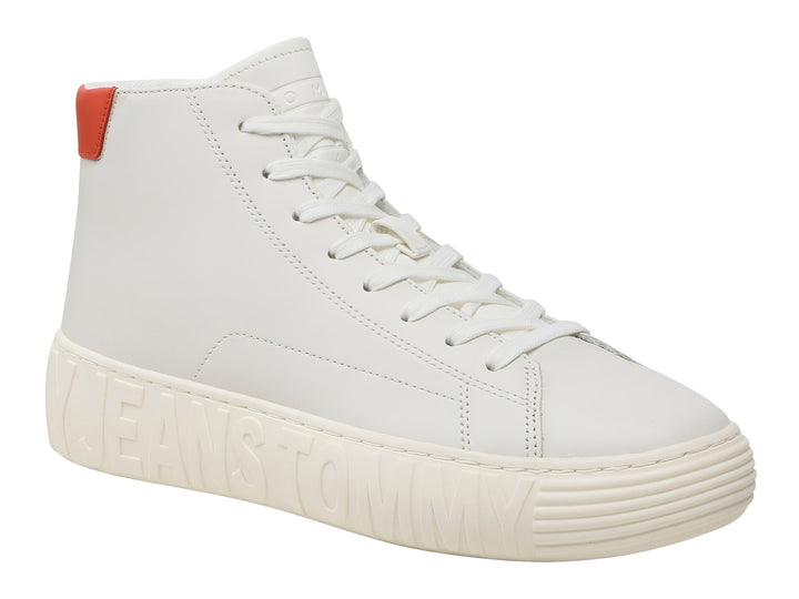 Tenis blancos de corte medio con suela gruesa y detalle rojo en el talón.