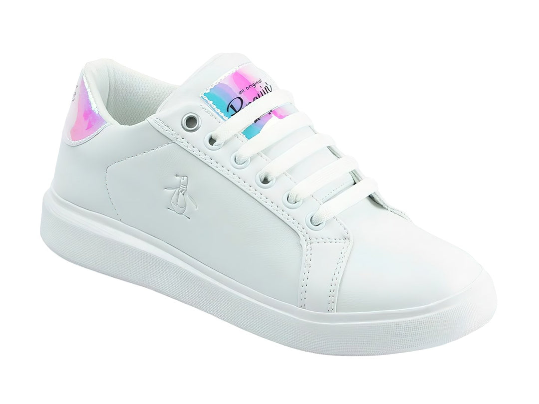 Tenis blancos marca Penguin con detalles irisados en el talón y la lengüeta.