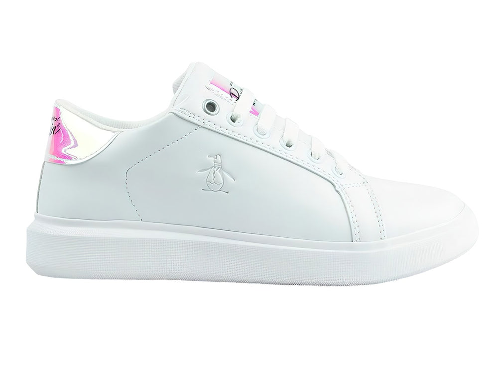 Tenis blancos marca Penguin con detalles irisados en el talón y la lengüeta.