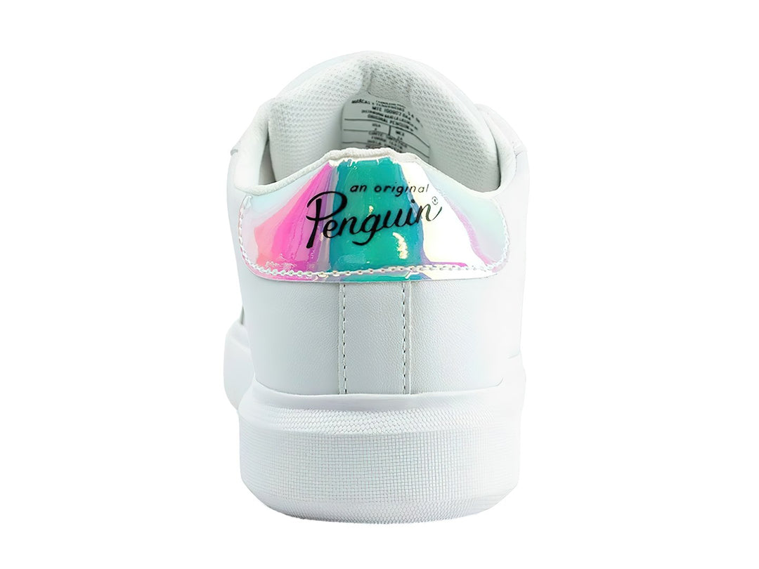 Tenis blancos marca Penguin con detalles irisados en el talón y la lengüeta.